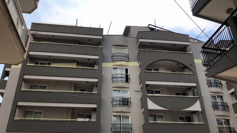 İzmir'de diş sağlığı merkezinin de olduğu 2 binanın çatısı yandı 