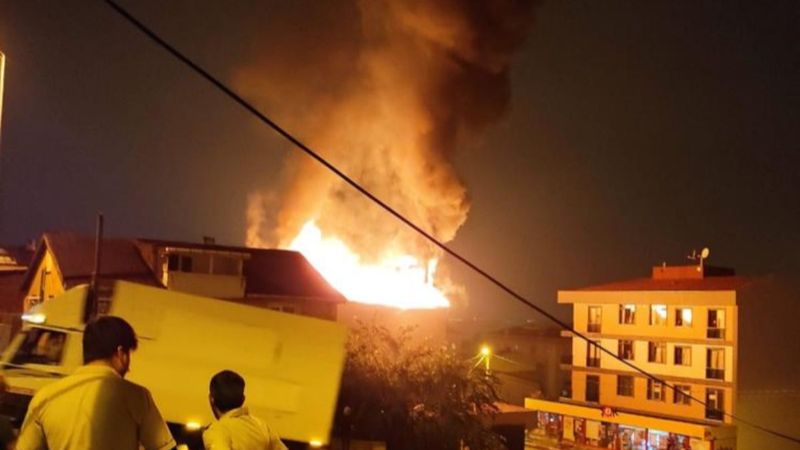 İstanbul'da çatı yangını çıktı, mahalleli sokağa döküldü