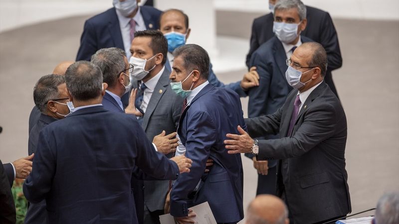 TBMM'de CHP'li vekilin kürsüden ayrılmaması gerginliğe neden oldu