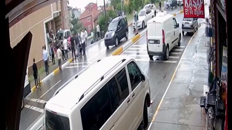 Sultanbeyli’de 17 yaşındaki ehliyetsiz sürücünün kaza anları kamerada