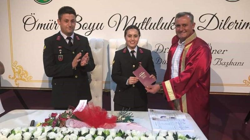 Osmaniye'deki jandarma astsubay çift, üniformayla nikah kıydı