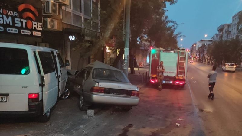 İzmir'de otobüsle minibüsün çarpışmasıyla 1 kişi vefat etti