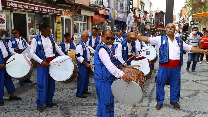 Kırkpınar davul ve zurna ekibi, geleneksel davet için yollarda