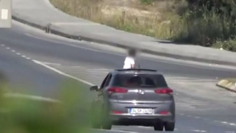 Arnavutköy'de sunrooftan sarkan çocuğun tehlikeli yolculuğu