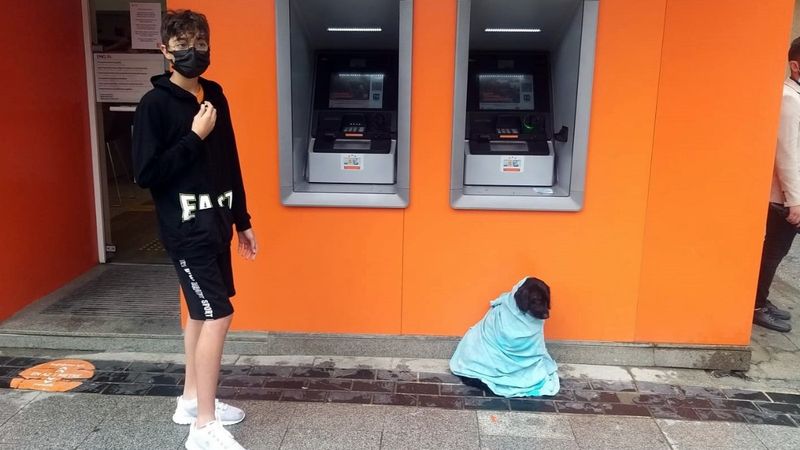 Sakarya’da üşüyen köpeğe battaniyesini sardı