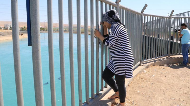 Şanlıurfa’da ikna çalışmaları sırasında ayağı kayan genç kanala düştü