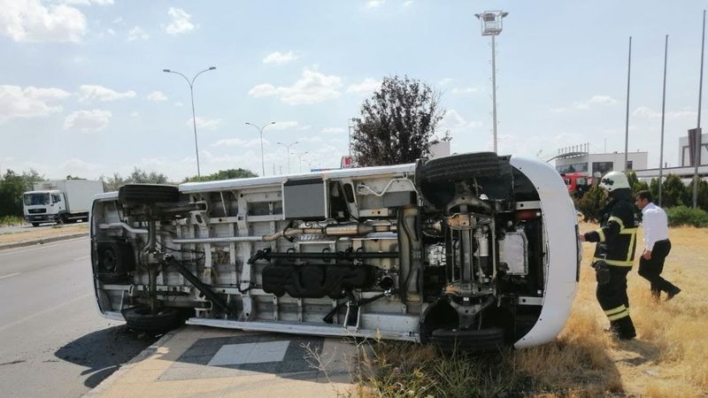 Aksaray’da servis minibüsü devrildi
