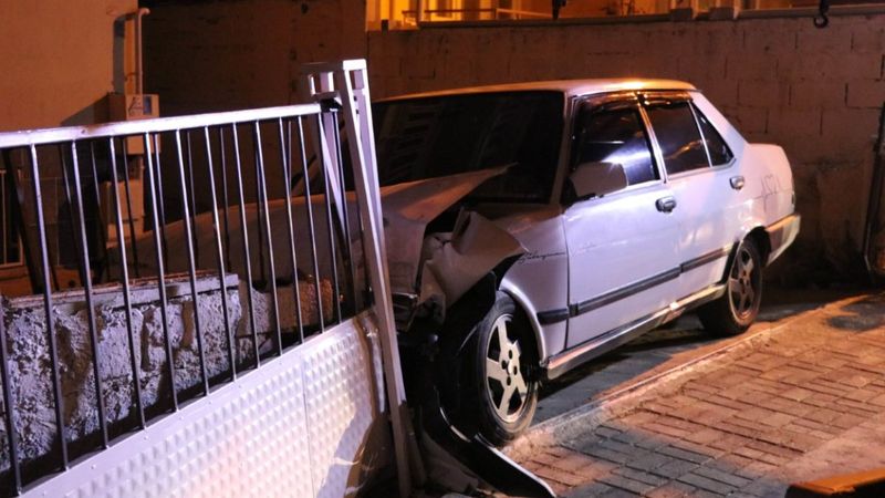 Denizli’de, bahçe duvarına çarptıktan sonra otomobilini bırakıp kaçtı
