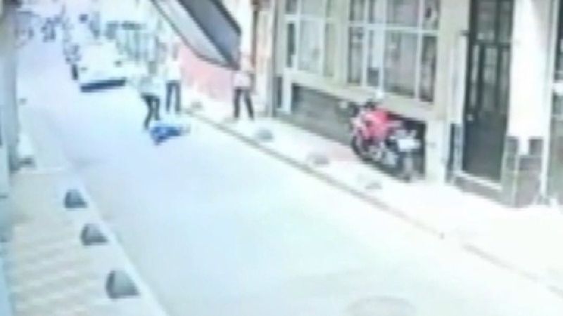 Esenler’de silahla vurduğu şahsı yerde tekmeledi