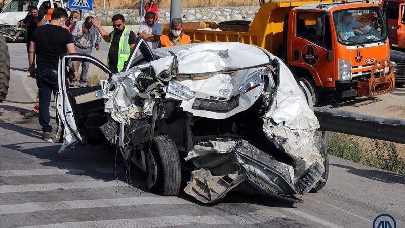 Uşak’ta zincirleme kaza: Tır kırmızı ışıkta bekleyen araçlara çarptı