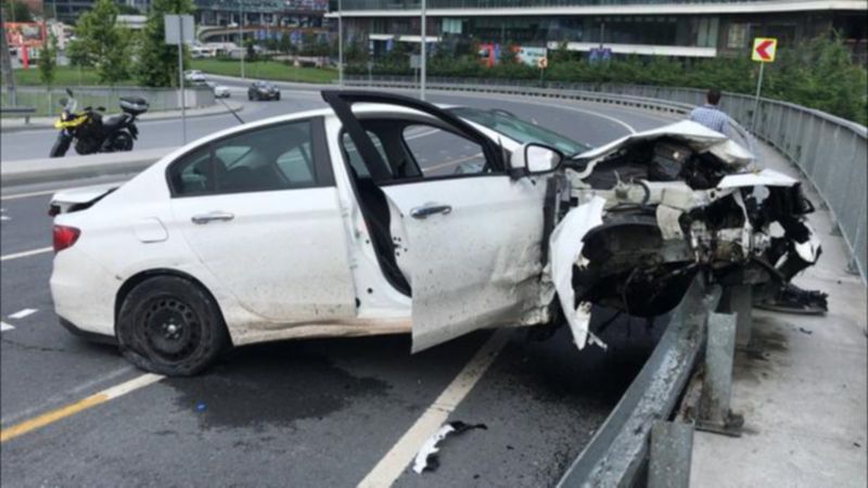 Kağıthane'de sürücü, kaza yapınca otomobilinde sıkıştı