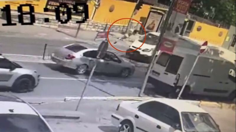 Eyüpsultan’da minibüsün çocuğa çarpma anları kamerada