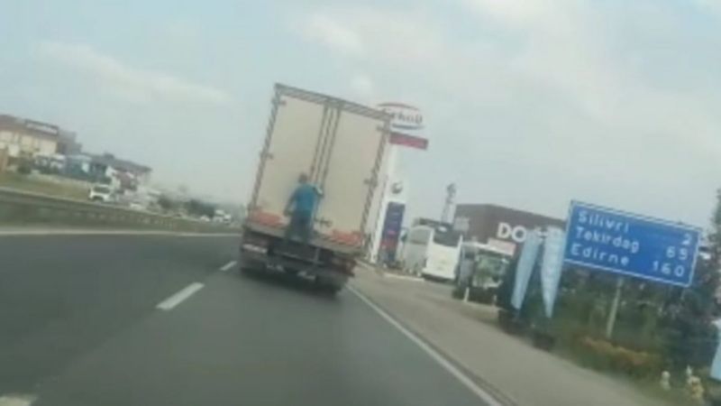Silivri'de kamyon arkasında tehlikeli yolculuk