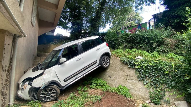 İstanbul'da fren yerine gaza basan sürücü, zor kurtuldu