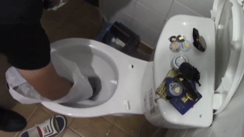 İstanbul'daki hırsızlık çetesi, klozeti zula olarak kullandı