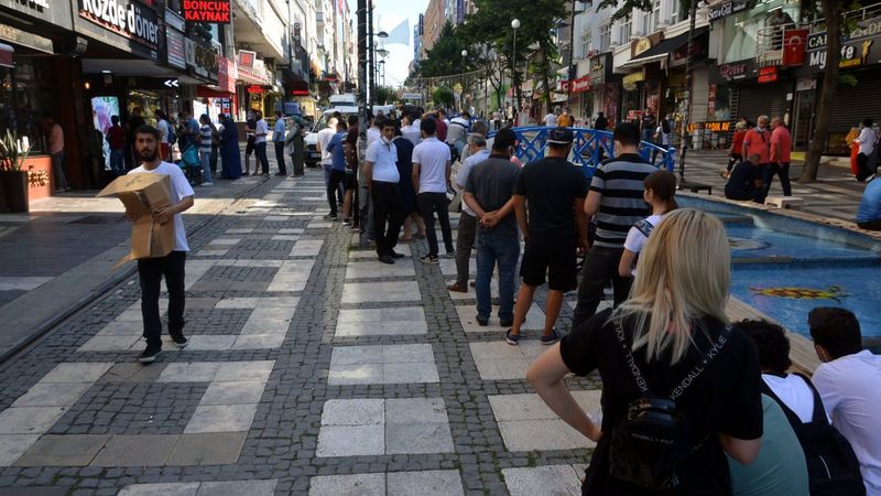 Avcılar’da havalimanında unutulan eşyaların satışında sıra caddeye taştı