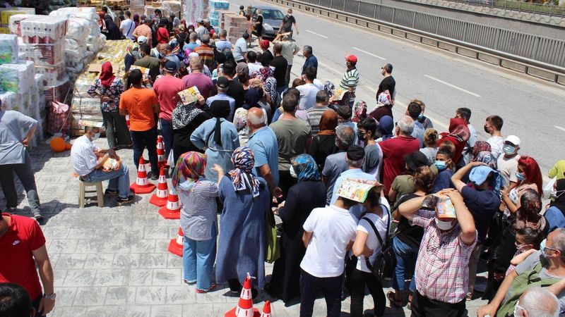 Kocaeli’de market alışverişinde indirimli ürün sırası, koronavirüsü unutturdu