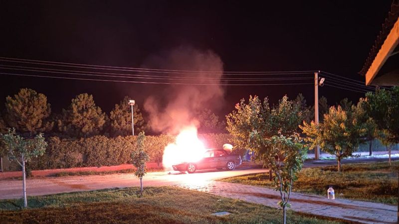 Çorum’da park halindeki otomobil alev alev yandı