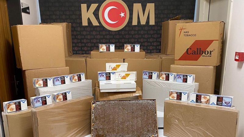 Afyonkarahisar’da masanın gizli bölmesinden binlerce makaron çıktı
