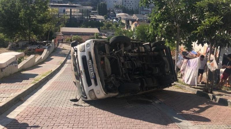 Kağıthane’de, yokuşta kayan kamyonet devrildi