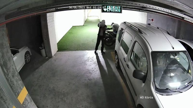Esenyurt’ta motosiklet çalan hırsızlar, güvenlik kamerasına el hareketi yaptı