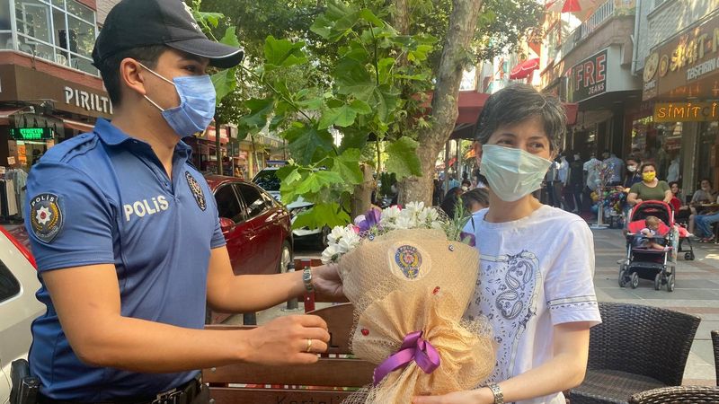 Kartal'da hastaneye gitmeye çalıştığı sırada yardıma gelen polise teşekkür etti