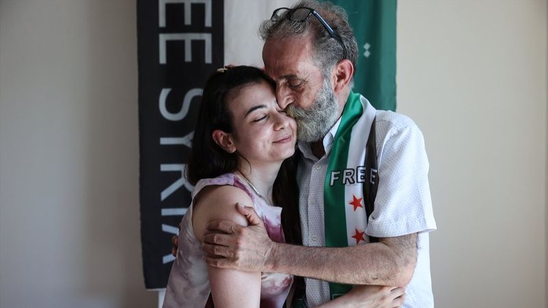 Suriyeli baba ile kızı 12 yıl aradan sonra İstanbul'da kavuştu