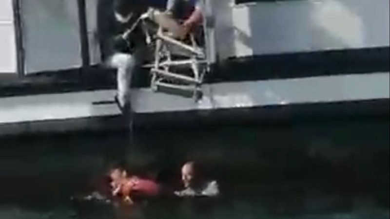 Üsküdar'da vapurdan denize düşen kadını vatandaşlar kurtardı