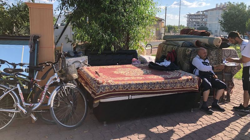 Kayseri'de işsiz olduğu için evinden çıkarılan adam oğluyla birlikte parkta kalıyor