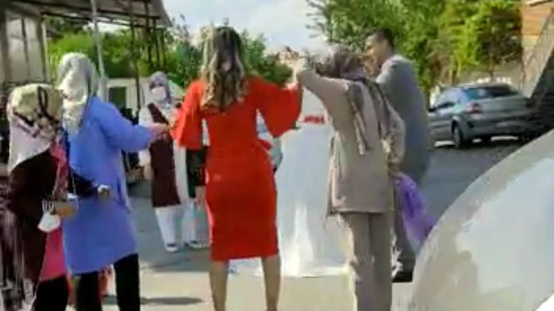 Malatya'da kırmızı ışıkta düğün halayı