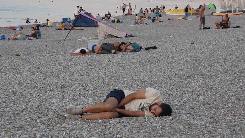Sıcaklardan bunalanlar Konyaaltı sahilinde sabahlıyor