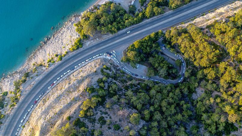 Antalya'da mesire alanı girişinde piknik kuyruğu