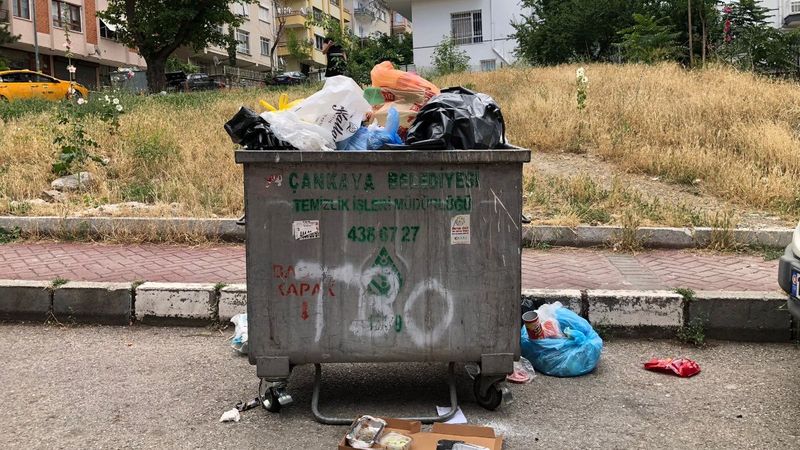 Çankaya'da sokaklar çöp yığınlarıyla doldu