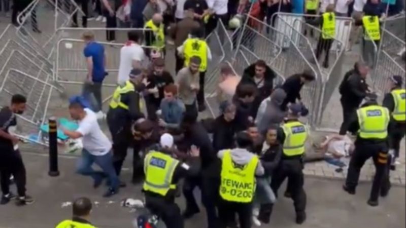 EURO 2020 finali öncesi İngiliz taraftarlar taşkınlık yaptı