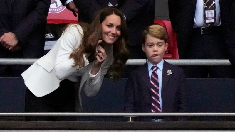 Prens William'ın oğlu Louis, tribünde