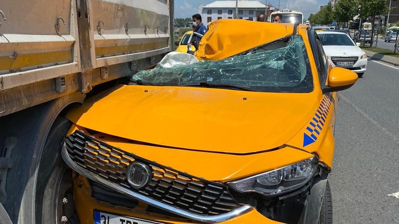 Arnavutköy'de taksi tırın altına girdi