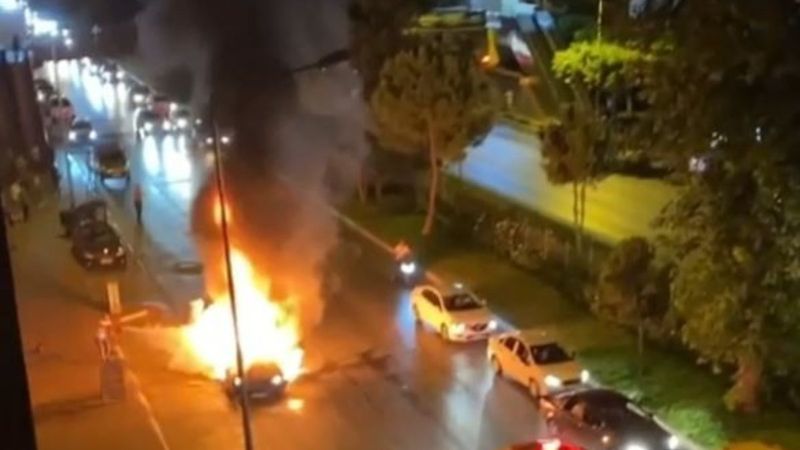 Antalya’da otomobil alev aldı, sürücüyü vatandaşlar kurtardı