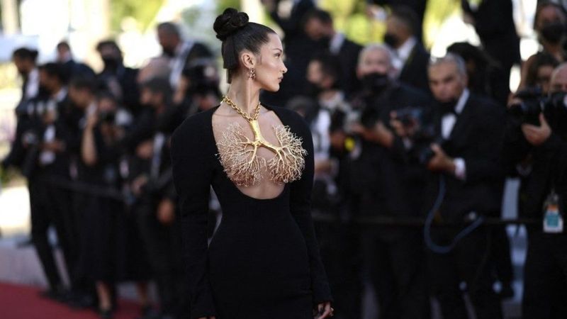 Kırmızı halıda Bella Hadid rüzgarı!  Akciğer kolyesiyle gündemde...