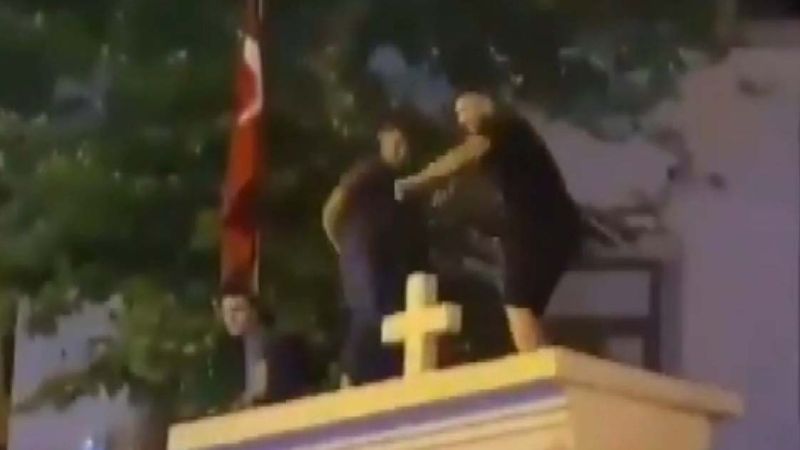 Kadıköy’de kilise kapısı üzerinde dans ettiler