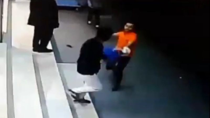 Sultangazi’de ayakkabı hırsızlarını yakalayan işçi mağdur oldu