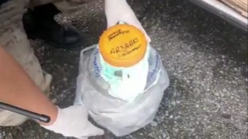 Ardahan’da salamura bidonu içerisinden tarihi eserler çıktı