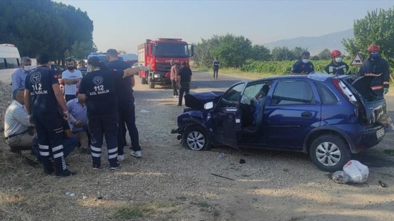 Manisa'da minibüsle otomobil çarpıştı