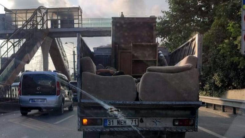 Sultangazi’de kamyonet kasasındaki kanepede tehlikeli yolculuk