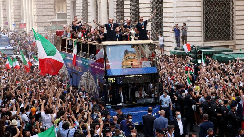 Şampiyon İtalya, Roma'da şampiyonluk turu attı