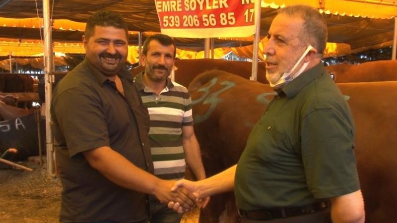 Aşılanma hızlandı, kurban pazarlarında tokalaşma geri geldi