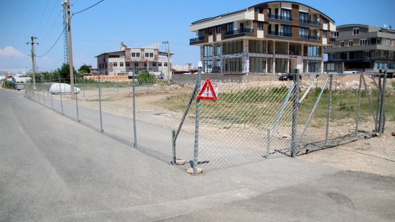 Antalya’da arsasından geçen yolu kapattı