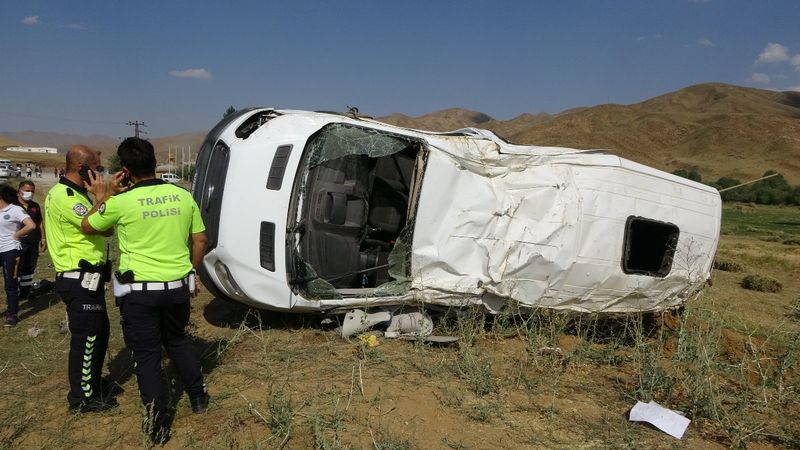Hakkari’de minibüs ile kamyon çarpıştı: 1 ölü