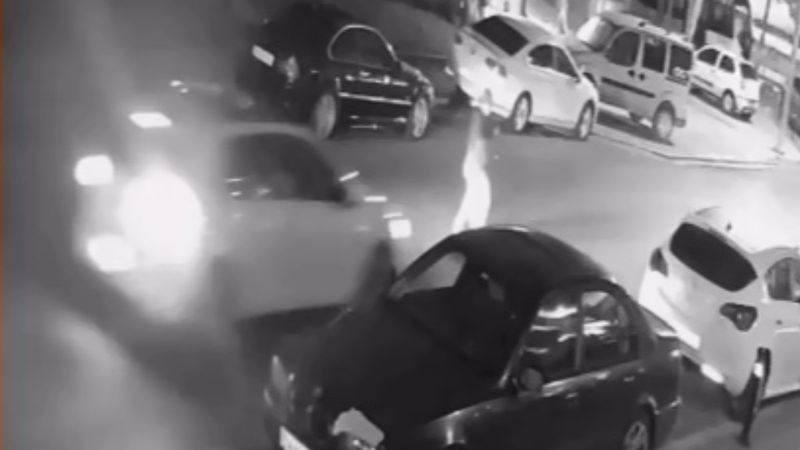Sultangazi’de otomobilin yayaya çarptığı anlar kamerada