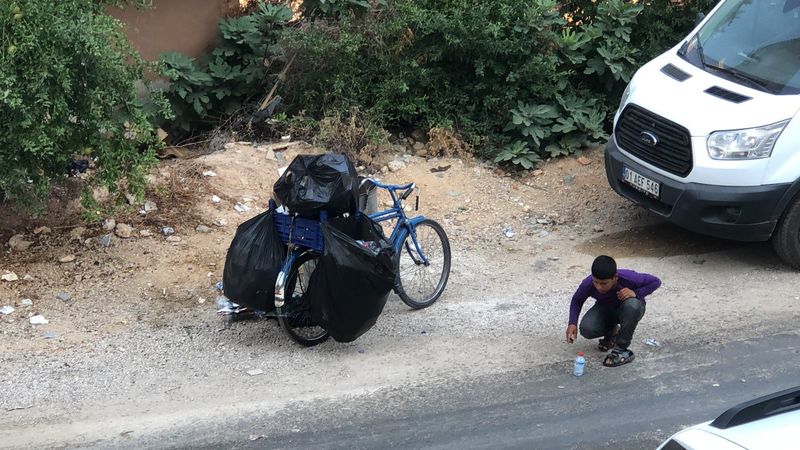 Adana'da kağıt toplayan çocuğun pet şişe ile oyunu