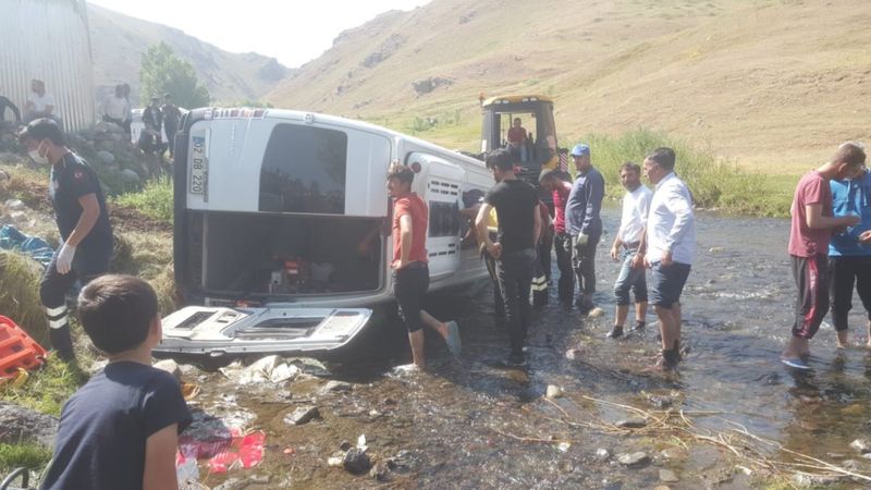 Ağrı'da düğüne gidenlerin minibüsü dereye uçtu